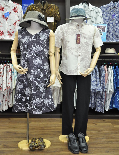 沖縄リゾートウェディングはかりゆしウェアで 石垣島の衣料品店 ファッションプラザうえはら